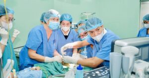 Bệnh viện Sản Nhi Nghệ An phối hợp chuyên gia quốc tế điều trị co cứng cơ cho trẻ bại não