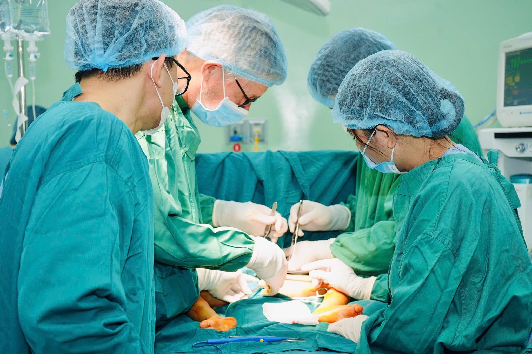 Bệnh viện Sản Nhi Nghệ An phối hợp chuyên gia quốc tế điều trị co cứng cơ cho trẻ bại não- Ảnh 3.