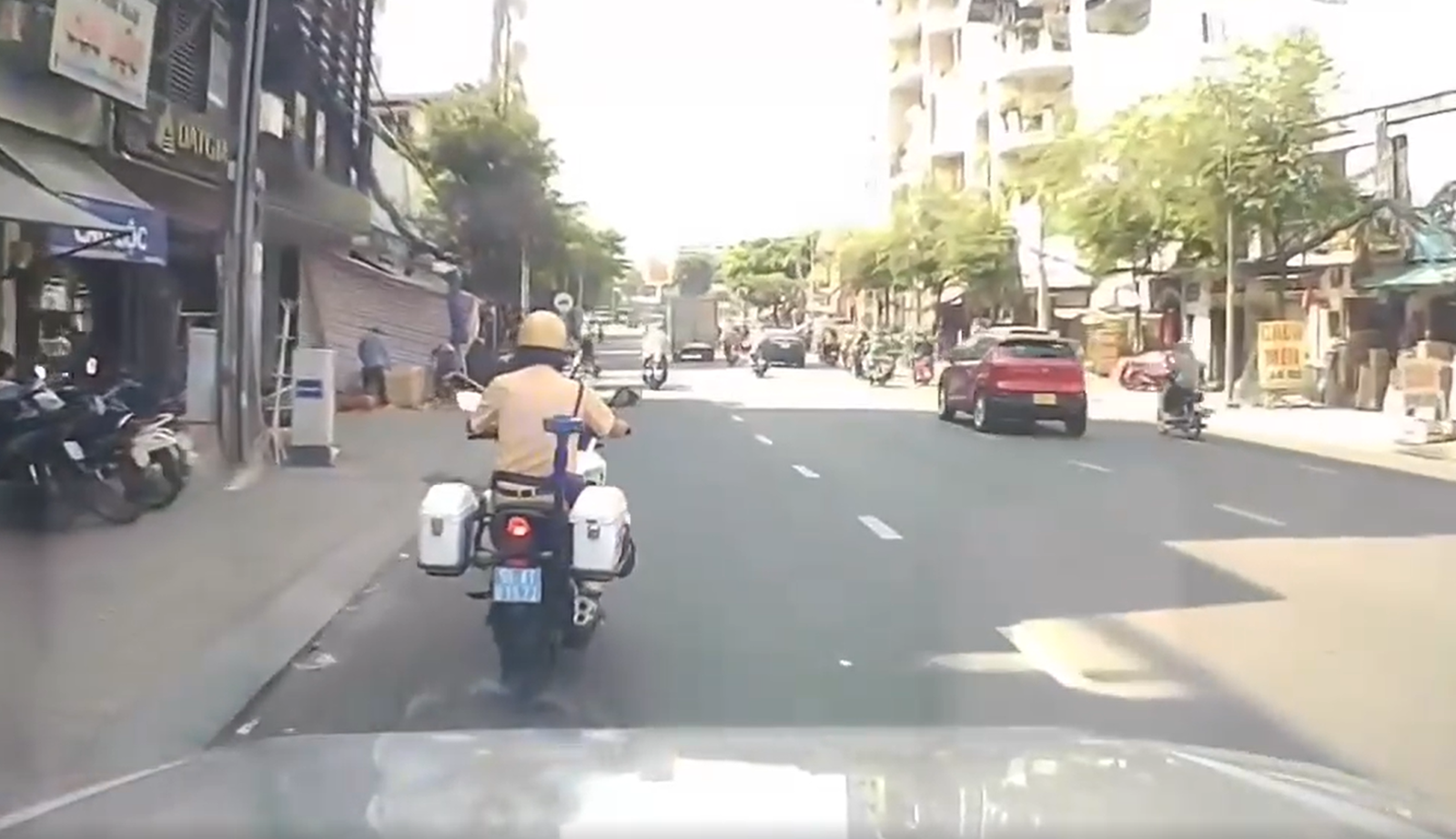 CSGT TPHCM mở đường, đưa sản phụ chuyển dạ nguy cấp đến bệnh viện an toàn- Ảnh 1.