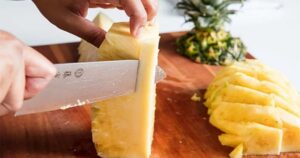 Cách tránh bị rát lưỡi khi ăn dứa tươi