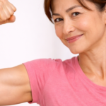 Chuỗi bài tập đứng 6 phút giúp tăng cơ bắp tay sau tuổi 50