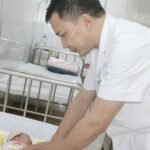 Tưởng con bị hăm da, gia đình bàng hoàng khi bác sĩ phát hiện trẻ không có hậu môn bẩm sinh