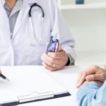 Mắc giang mai, nam thanh niên ngâm lá trầu không gây biến chứng