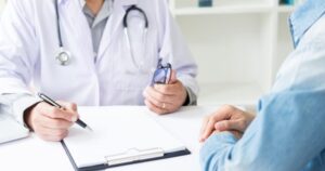 Mắc giang mai, nam thanh niên ngâm lá trầu không gây biến chứng