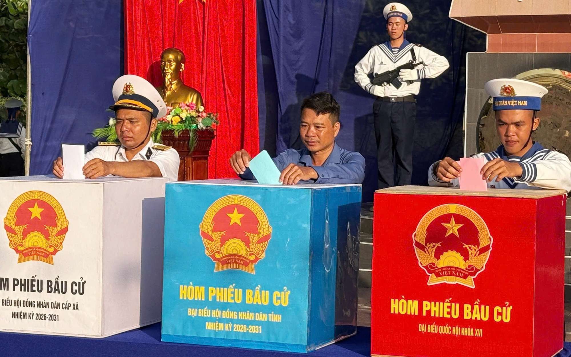 LIVE: Hơn 76,6 triệu cử tri cả nước phấn khởi đi bầu cử