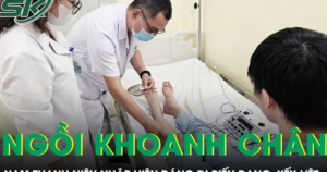 Nam thanh niên 19 tuổi dáng đi biến dạng do thường xuyên ngồi khoanh chân khi học