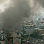 Cháy kho trong ngõ nhỏ Bùi Xương Trạch, khói đen bốc cao dày đặc