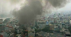 Cháy kho trong ngõ nhỏ Bùi Xương Trạch, khói đen bốc cao dày đặc