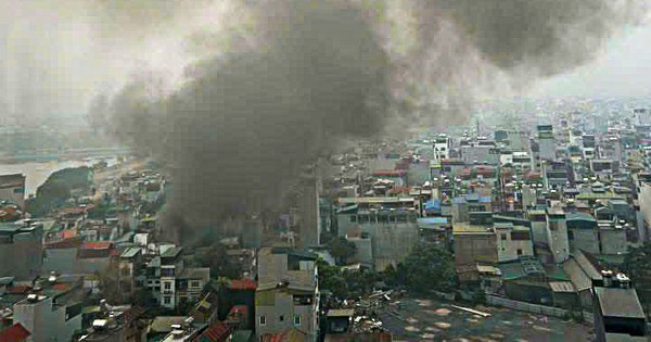 Cháy kho trong ngõ nhỏ Bùi Xương Trạch, khói đen bốc cao dày đặc