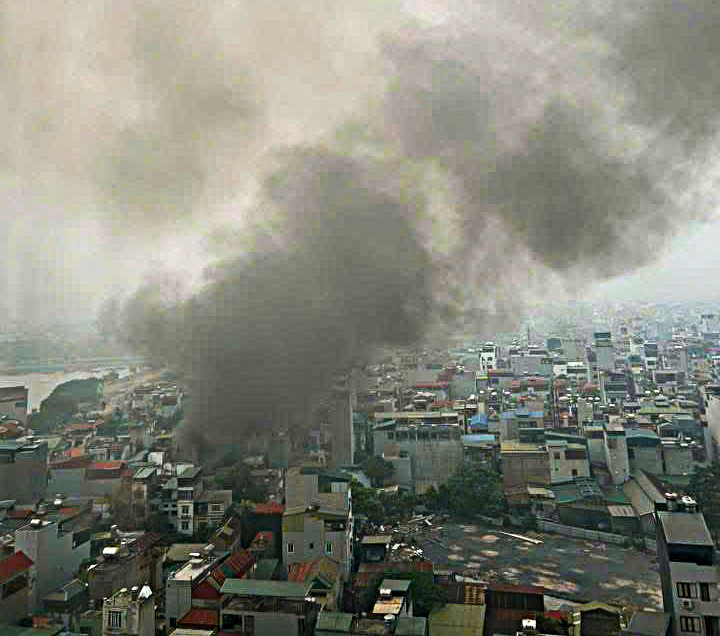Cháy kho trong ngõ nhỏ Bùi Xương Trạch (Khương Đình, Hà Nội) sáng 11/4 khiến khói đen dày đặc bốc cao, một số phương tiện bị hư hỏng, không có thương vong về người.