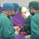 Bác sĩ hiến máu, trực tiếp thực hiện ca mổ cứu sống nam thanh niên bị vỡ thận