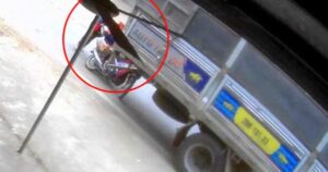 Cận cảnh màn giải cứu nghẹt thở người phụ nữ bị xe tải cuốn vào gầm