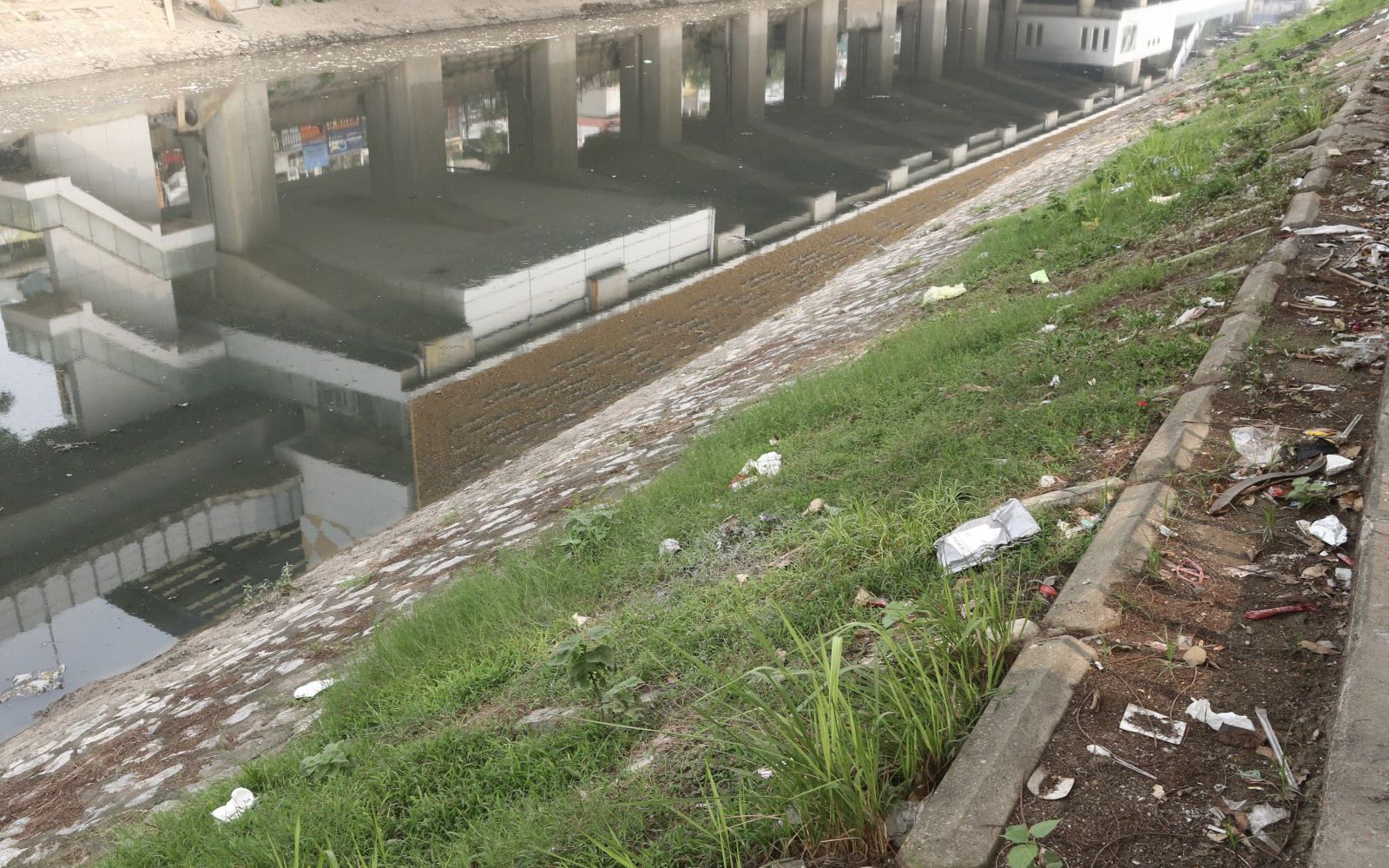 Tình trạng rác thải tái diễn trên sông Tô Lịch sau gần một năm cải tạo