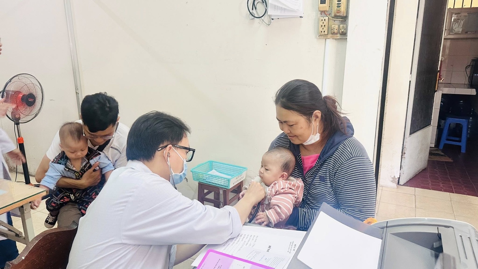 TPHCM thí điểm bác sĩ đến tận nhà khám bệnh với ‘túi y tế thông minh’- Ảnh 3.