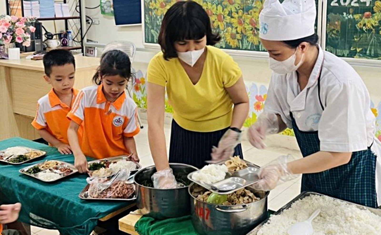 TPHCM siết an toàn thực phẩm bữa ăn học đường trong mùa nắng nóng- Ảnh 2.