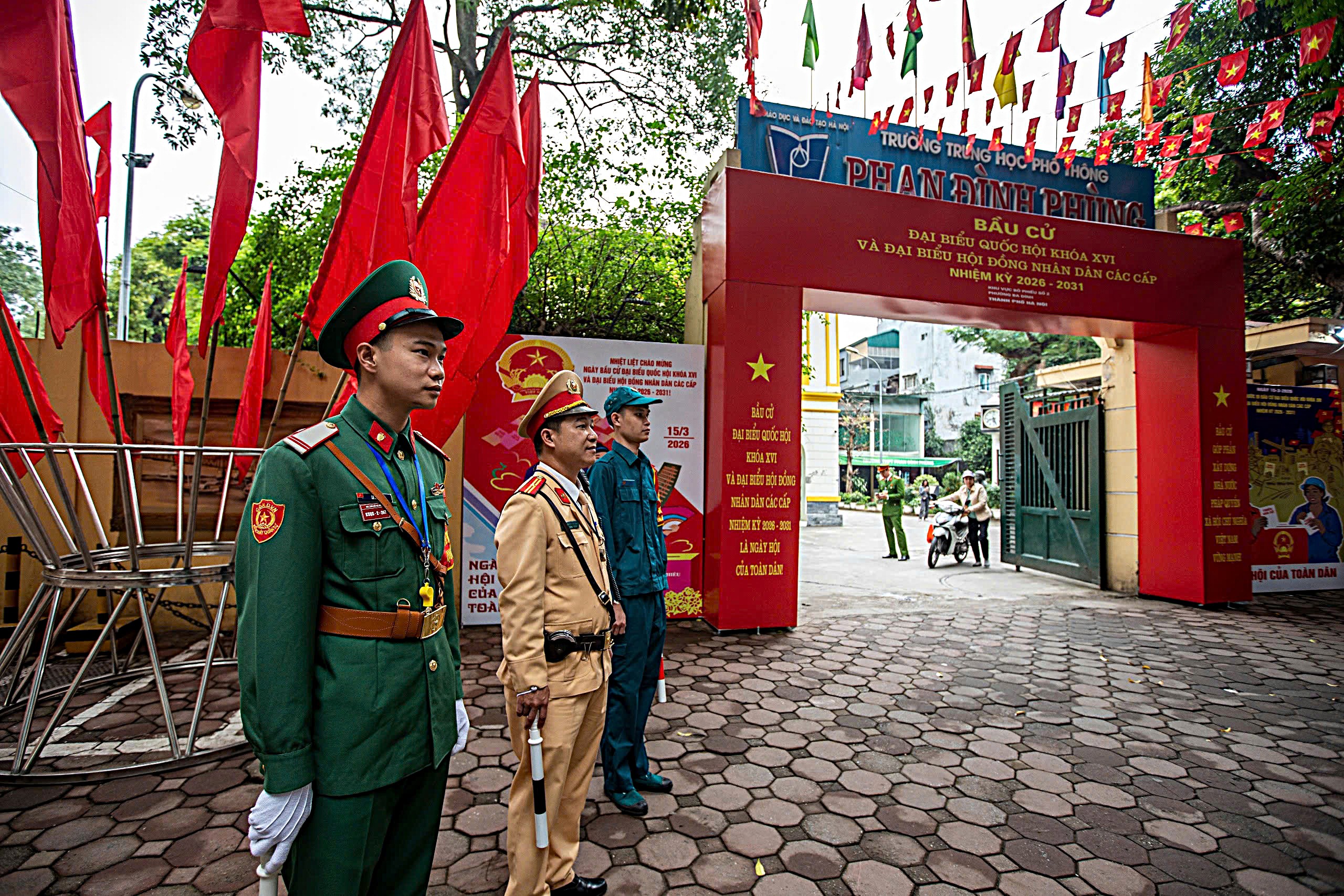 Hà Nội bảo đảm giao thông thông suốt, an toàn, an ninh trật tự tại hơn 4.000 khu vực bỏ phiếu- Ảnh 2.