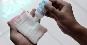 Vì sao không nên dùng oxy già để sát trùng vết thương thông thường?