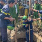 Cảnh sát xuống giếng sâu 20m cứu cháu bé 12 tuổi