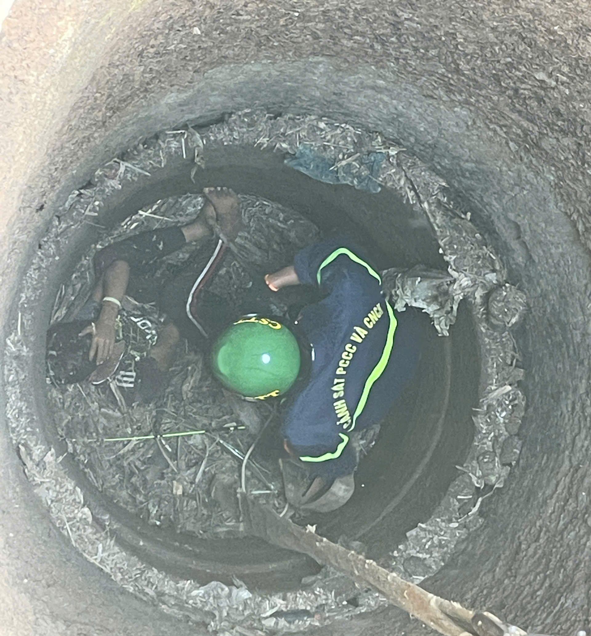 Cảnh sát xuống giếng sâu 20m cứu cháu bé 12 tuổi- Ảnh 2.