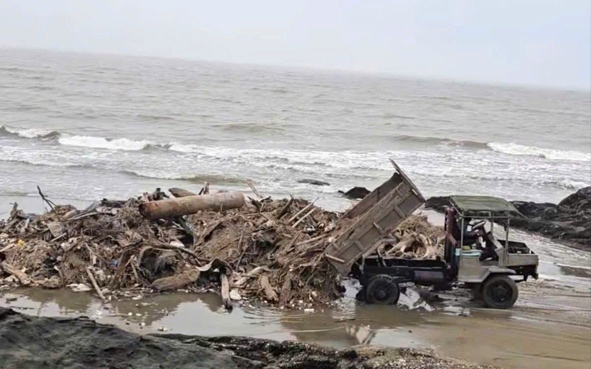 Video người dân đổ hàng tấn rác ra biển để ‘nhờ’ thủy triều cuốn đi