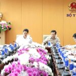 Thúc đẩy hoàn thiện thể chế về phụ cấp đặc thù, hỗ trợ hàng tháng để tăng cường chính sách đãi ngộ nhân lực y tế