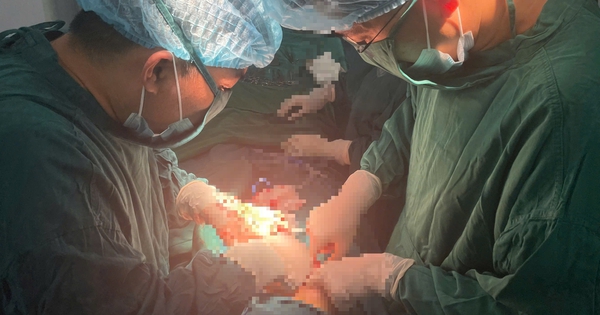 Cứu sống thai phụ có khối u nang biến chứng xoắn, hoại tử