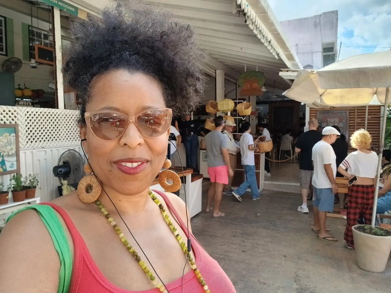 Nữ du khách chia sẻ bí quyết giảm cân thần tốc dù phải đi lại nhiều nước- Ảnh 1.