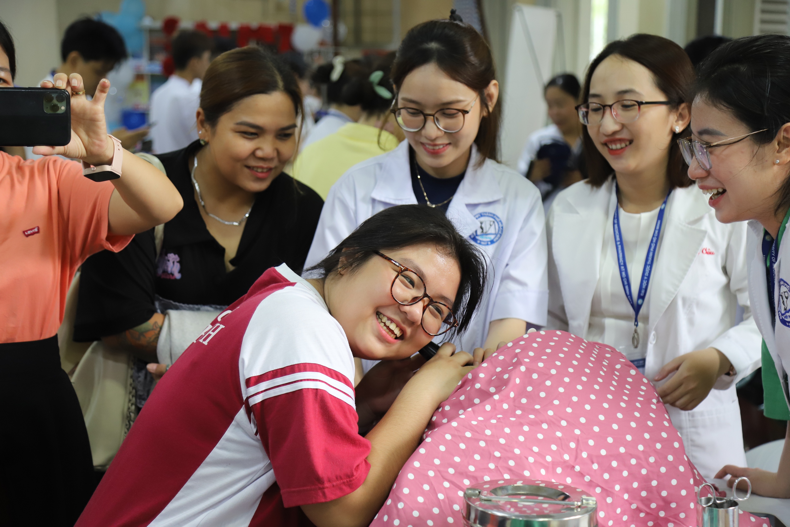 Hơn 3.000 học sinh, phụ huynh tham gia ngày hội tư vấn tuyển sinh y dược- Ảnh 1.