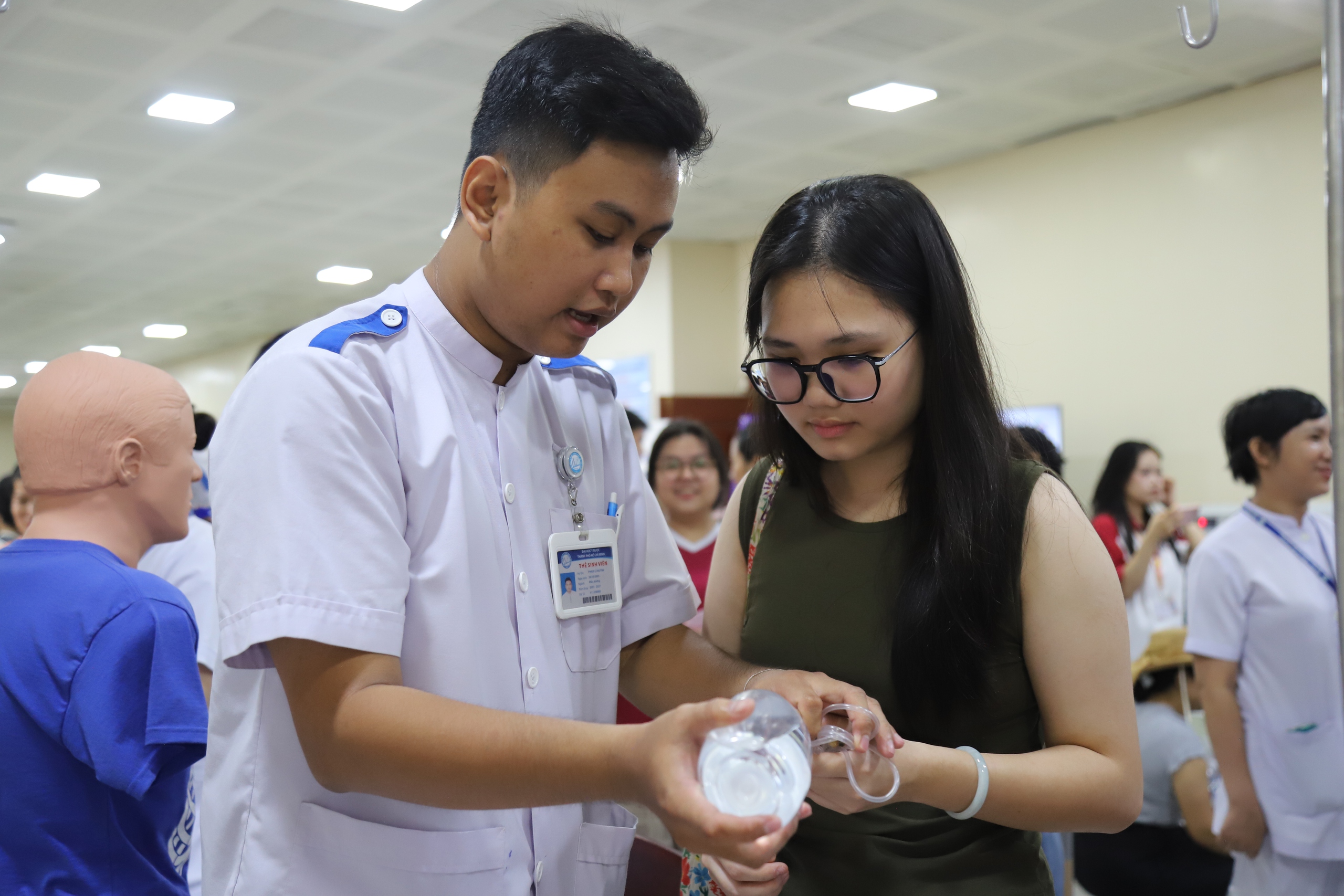 Hơn 3.000 học sinh, phụ huynh tham gia ngày hội tư vấn tuyển sinh y dược- Ảnh 3.