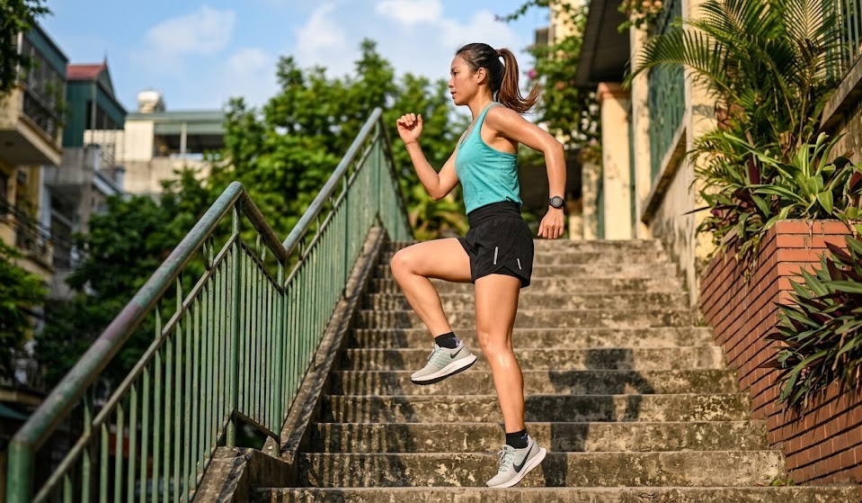 Cách leo cầu thang bộ giúp giảm mỡ đùi và sở hữu đôi chân thon gọn- Ảnh 3.