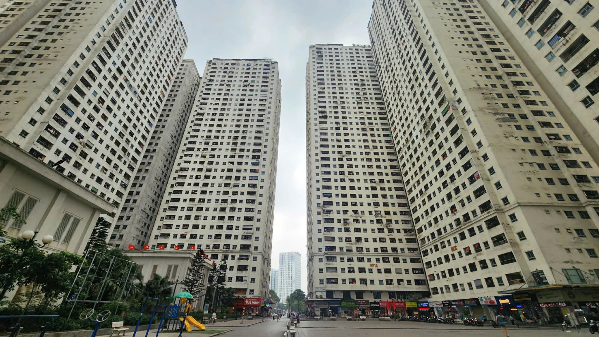 Người dân Linh Đàm nói gì về 2 phương án khảo sát, lựa chọn trả nhà lấy tiền hoặc được đền bù một căn hộ khác?- Ảnh 1.