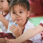 Vai trò của sữa tươi và cách chọn sữa đúng cho lứa tuổi học đường