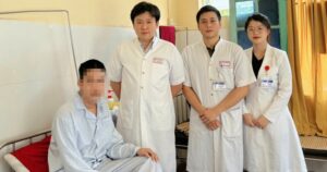 Nội soi gắp 3 bàn chải đánh răng trong bụng nam thanh niên