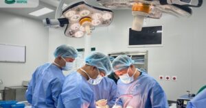 Tỷ lệ tử vong tới 30% sau gãy cổ xương đùi ở người cao tuổi: Vì sao cần điều trị sớm?