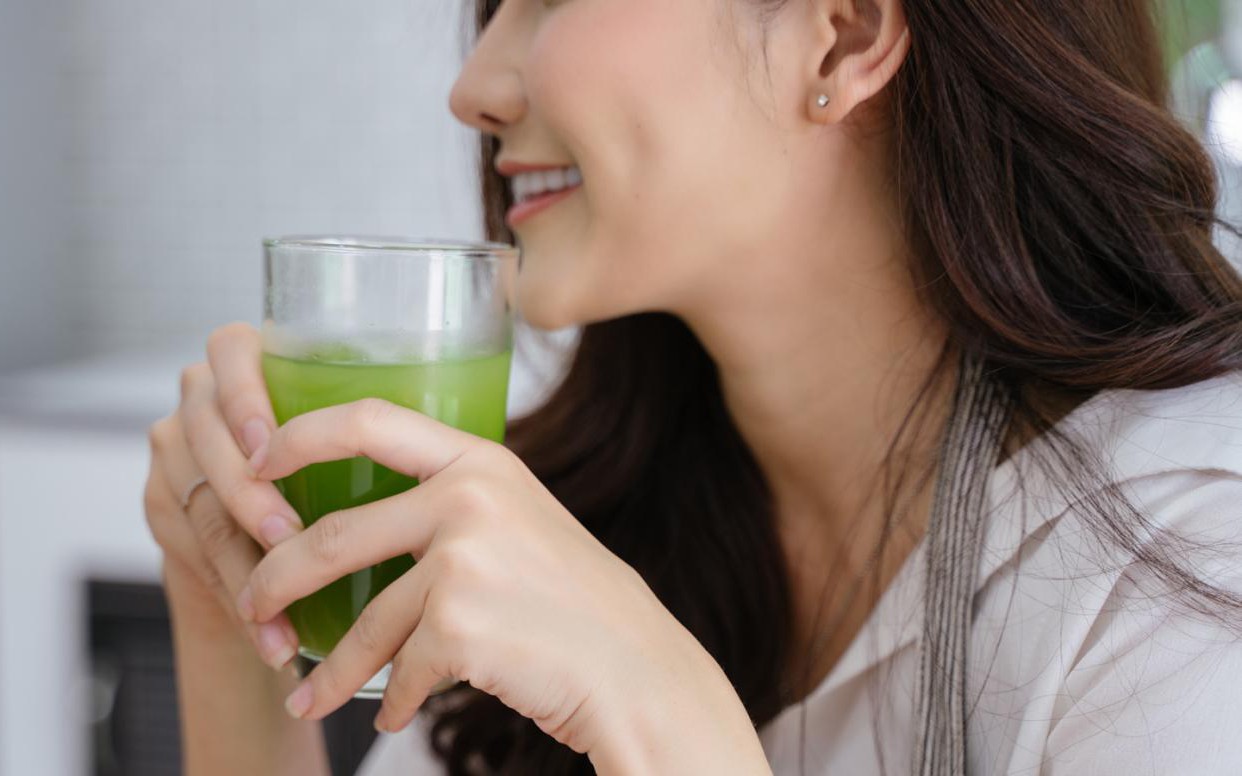 Tác dụng của lá mơ lông với sức khỏe xương khớp- Ảnh 3. Uống nước lá mơ vào thời điểm nào là tốt nhất?