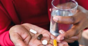 Dấu hiệu cảnh báo cơ thể dư thừa vitamin