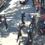 Nhóm học sinh ‘truy sát’ nhau trước cổng trường