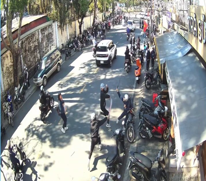 Nhóm học sinh 'truy sát' nhau trước cổng trường- Ảnh 1.