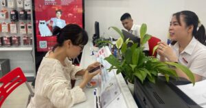 Nguy cơ bị khóa sim từ 15/4: Người dân Hà Nội vội vàng đi xác thực thuê bao