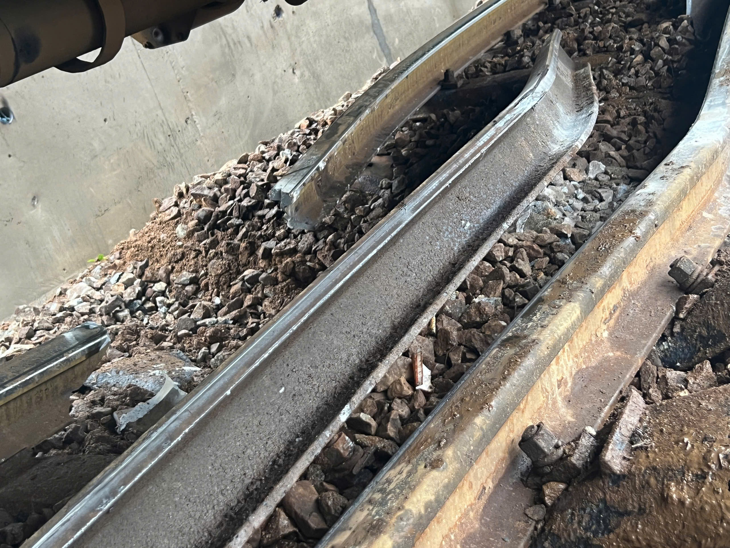 Tàu hàng trật bánh trên đèo Hải Vân- Ảnh 2.