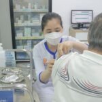 Vì sao nên tiêm nhắc lại vaccine phòng cúm, phế cầu khi giao mùa?