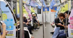 Giá xăng tăng, người dân TPHCM chuyển sang tàu điện, xe buýt