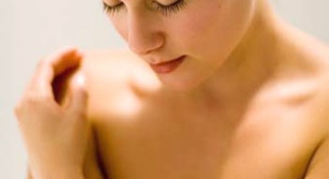 Bài tập giúp phụ nữ sau sinh giữ được bầu ngực săn chắc- Ảnh 3.