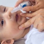 Chuyên gia cảnh báo: Nguy cơ nhiễm khuẩn, trầy xước mắt của thói quen sang chiết nước muối sinh lý tại nhà