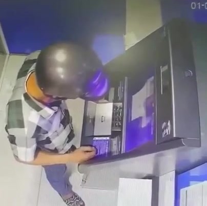 Từ vụ người đàn ông lấy 128 triệu đồng bị bỏ quên tại ATM, cán bộ ngân hàng khuyến cáo những điều cần nhớ khi giao dịch- Ảnh 1. Từ vụ người đàn ông lấy 128 triệu đồng bị bỏ quên tại ATM, cán bộ ngân hàng khuyến cáo những điều cần nhớ khi giao dịch- Ảnh 1.