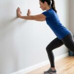 Bài tập căng bắp chân với tường giúp đôi chân thon đẹp