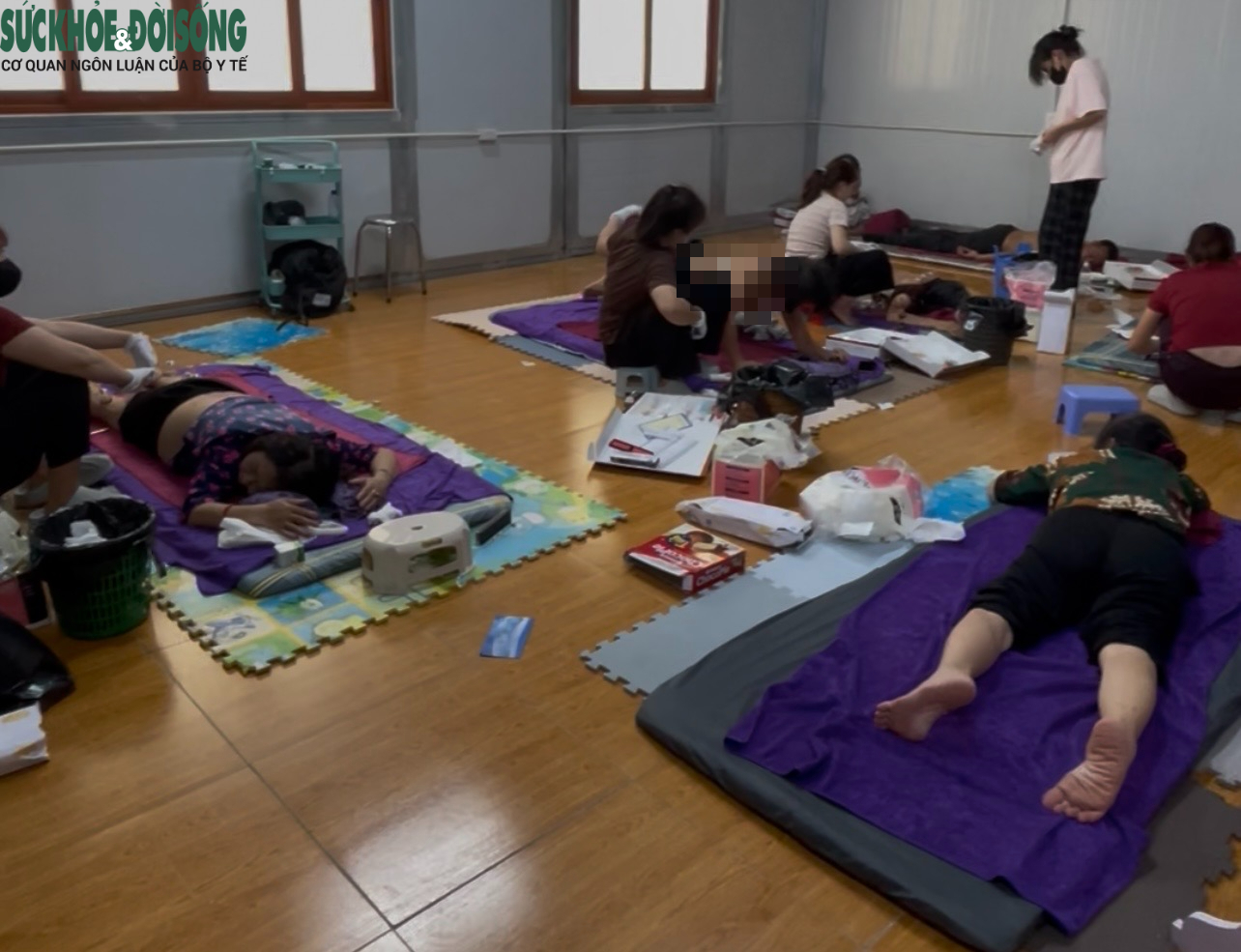 Tiếp bài chữa 'bách bệnh' bằng giác hơi hút máu ở Hà Nội: Đoàn kiểm tra yêu cầu chấm dứt hoạt động khám chữa bệnh- Ảnh 3. Tiếp bài chữa 'bách bệnh' bằng giác hơi hút máu ở Hà Nội: Đoàn kiểm tra yêu cầu chấm dứt hoạt động khám chữa bệnh- Ảnh 3.