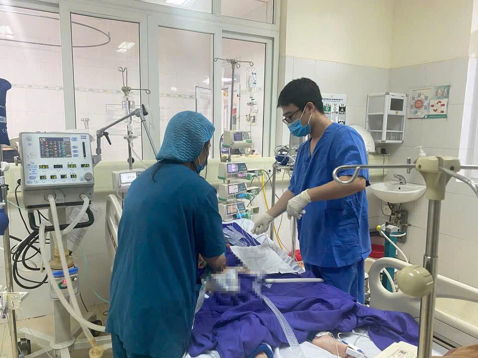Cấp cứu xuyên tuyến, cứu sống bé trai 10 tuổi ngừng tim do đuối nước- Ảnh 2. Cấp cứu xuyên tuyến, cứu sống bé trai 10 tuổi ngừng tim do đuối nước- Ảnh 2.