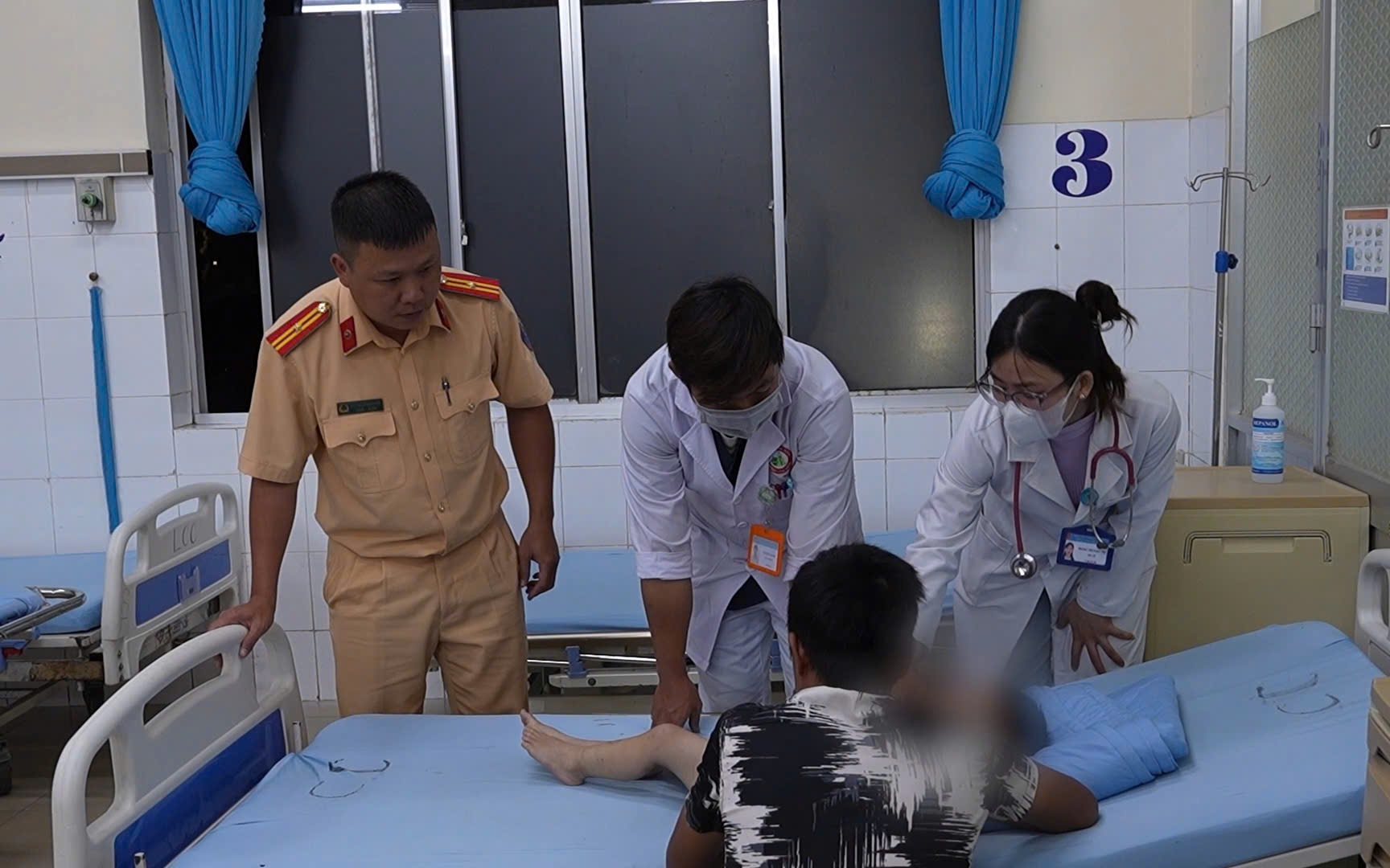 CSGT Quảng Ninh dùng xe đặc chủng mở đường đưa sản phụ chuyển dạ đến viện cấp cứu