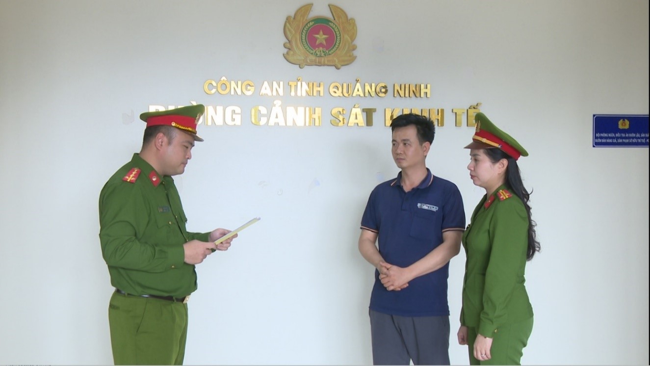 Bắt khẩn cấp 2 mẹ con sản xuất gần 1.000 lít 'dấm nếp ủ men từ gạo' bằng hóa chất- Ảnh 2. Bắt khẩn cấp 2 mẹ con sản xuất gần 1.000 lít 'dấm nếp ủ men từ gạo' bằng hóa chất- Ảnh 2.